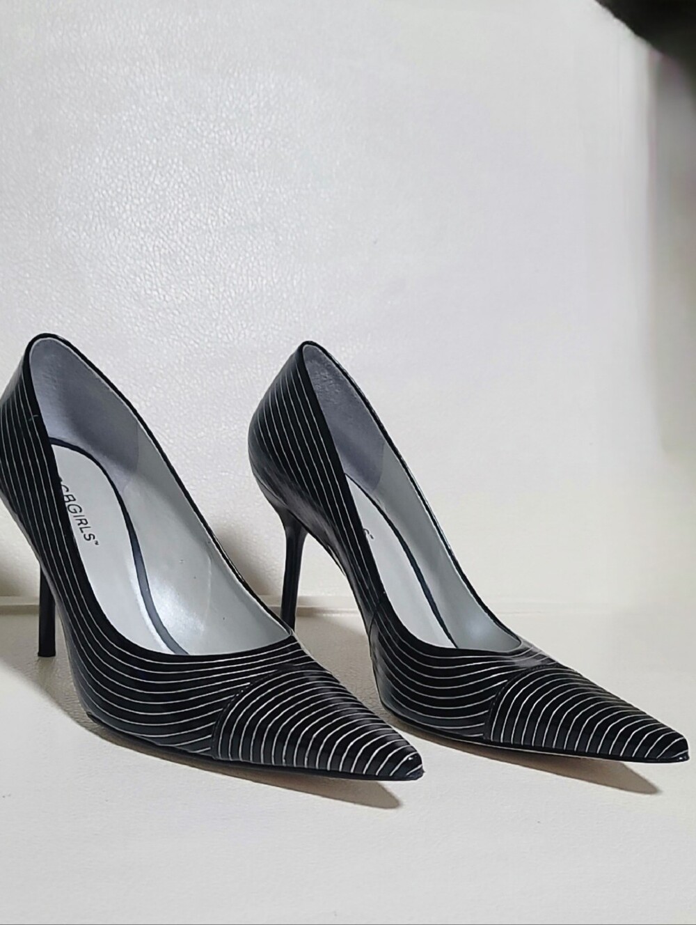BCBGirls Y2K Black & Silver Striped Patent Pointed Toe 3.5" Heels Sz 8 - Picture 3 of 10